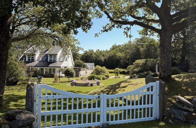 Spacious Villa w/ Boat, Greenhouse & 4,000 m² Garden w/ Majestic Oak Trees
