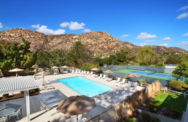 Spacious Villa w/ Full Kitchen, Swimming Pools & Tennis Courts in Ramona