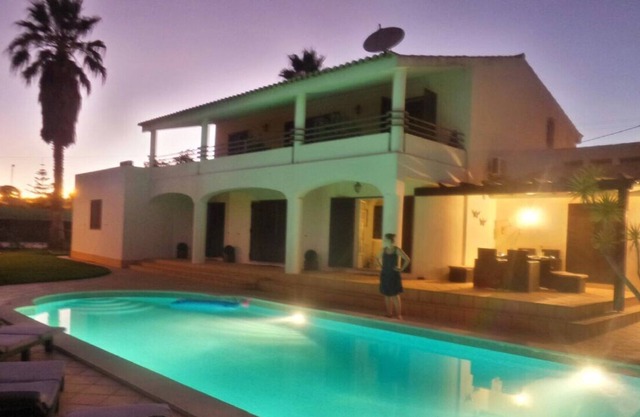 Geräumige Villa mit beheiztem Pool, Tennisplatz und Whirlpool (nur 30 Minuten von Lissabon entfernt)