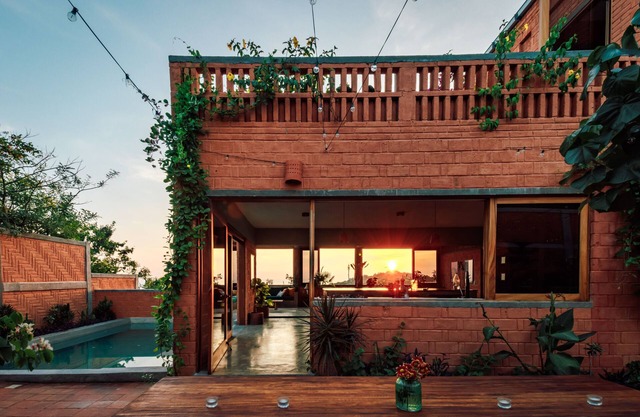 Spacious villa with 7 bedrooms, 2 swimming pools, pool table & ocean views