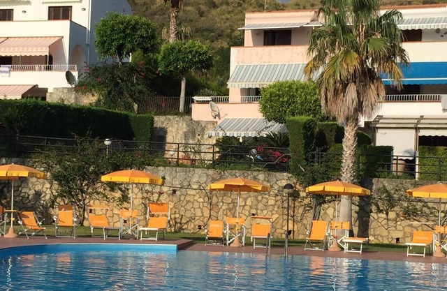 Large Villa with garden and swimming pool 100m from the sea