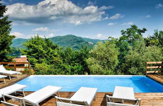 Geräumige Villa mit herrlichem Blick auf einen privaten Pool in einem riesigen Garten.
