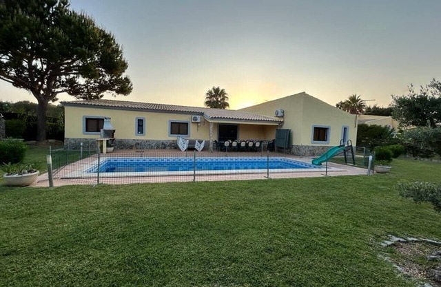 Großzügige Villa mit großem Garten und privatem Pool-Ruhebereich in der Nähe von Quinta do Lago