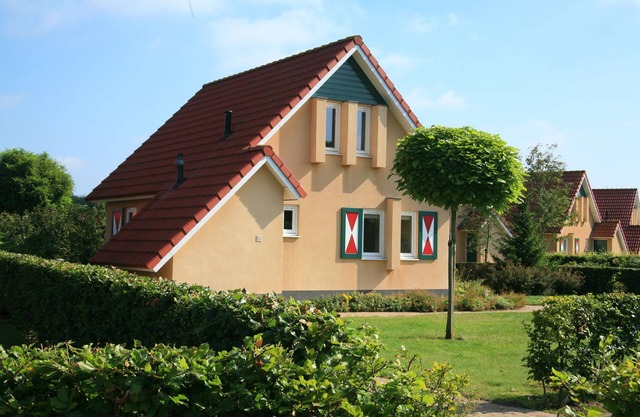 Freistehendes Ferienhaus mit Mikrowelle, umgeben von Natur