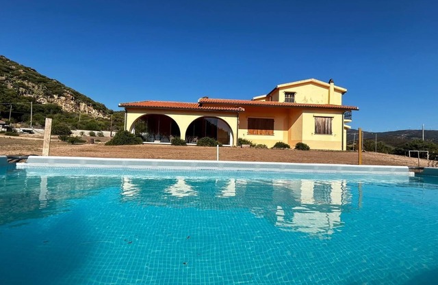 Große Villa mit Blick auf das Meer und die Berge für völlige Entspannung in völliger Freiheit