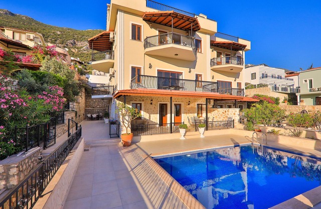 Geräumige Villa mit privatem Pool und Panoramablick auf die Bucht und die Inseln