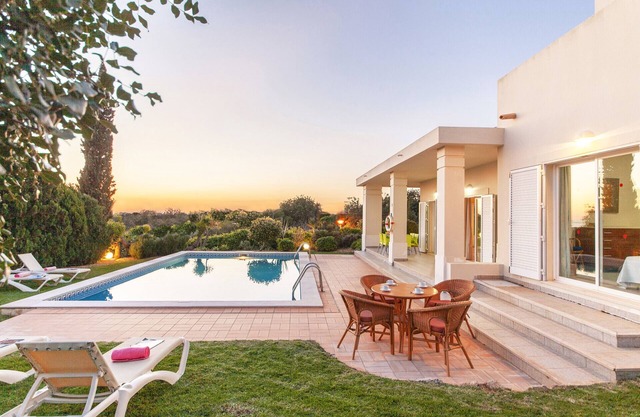 SPACIOUS VILLA WITH STUNNING SEA VIEWS, PRIVATE POOL, FREE WI-FI, A/C & BBQ