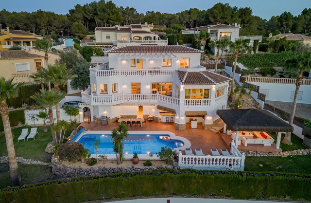 Geräumige Luxusvilla mit atemberaubendem Panoramablick - beheizter Pool