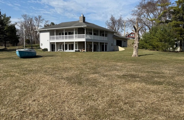 Spacious Vineyard Lake Lakefront Cottage within 5 minutes of MIS
