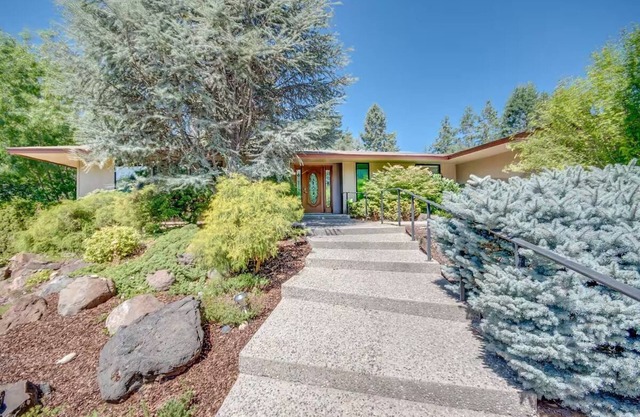 Spacious, vintage home near River in Richland!