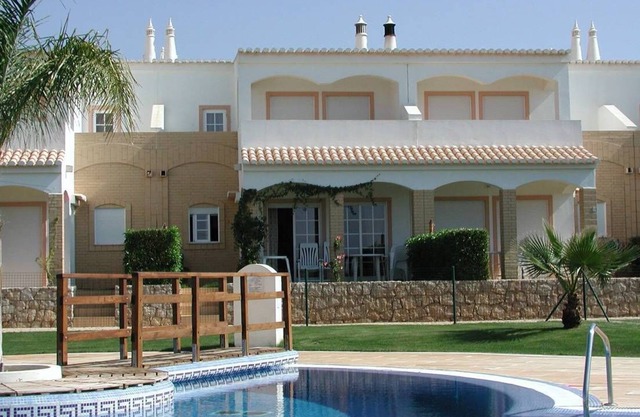 Geräumige Vivenda mit 3 Terrassen, Pool und Tennisplatz am Meer