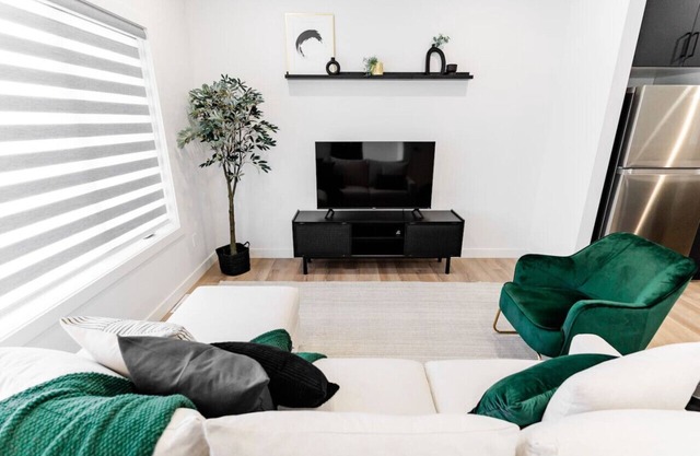 *Spacious w/ Style | Free Parking | 7 min Airport*