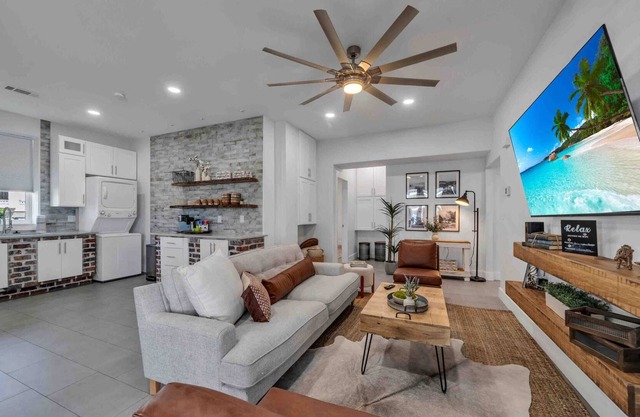 Spacious Waterfront Retreat 3BR King Beds Suite
