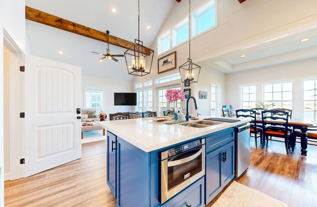 Spacious water view home full of nautical charm - balcony, grill, chef's kitchen