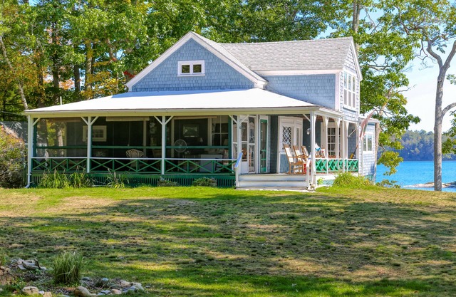 Spacious Waterfront Estate & Cabins W/ Porch, Fireplace, Kayaks & Free WiFi