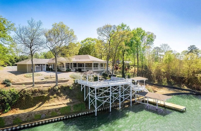 Spacious Waterfront House with dock on beautiful Lake Jordan
