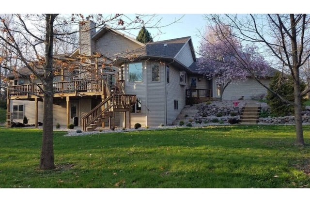 Spacious Waterfront Home With Riverside Bar Area - Enjoy the Fox River Lodge!