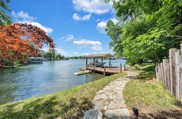 Spacious Waterfront House for the Perfect Getaway