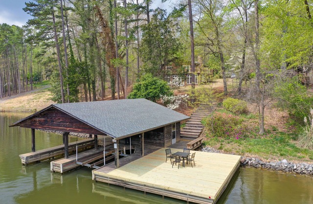 Spacious Waterfront Hyco Lake Retreat w/ Dock!