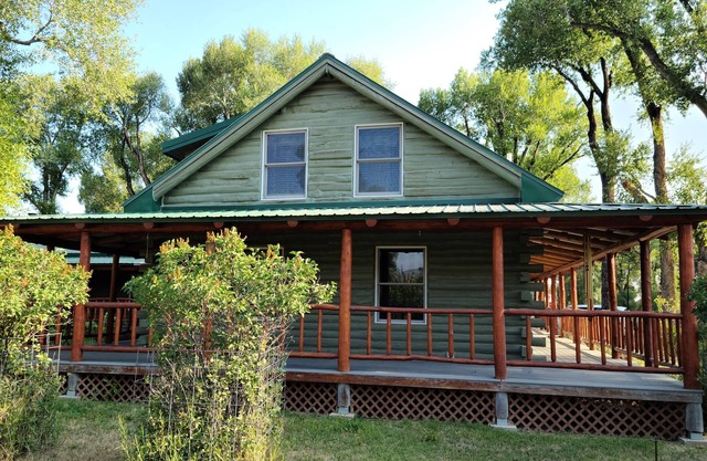 Stunning log home; sleeps 10 in Riverside, Wyoming