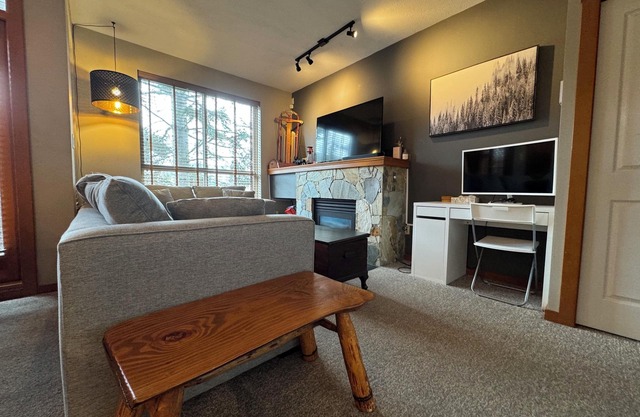 Spacious Whistler Townhome – Walk to Lifts!