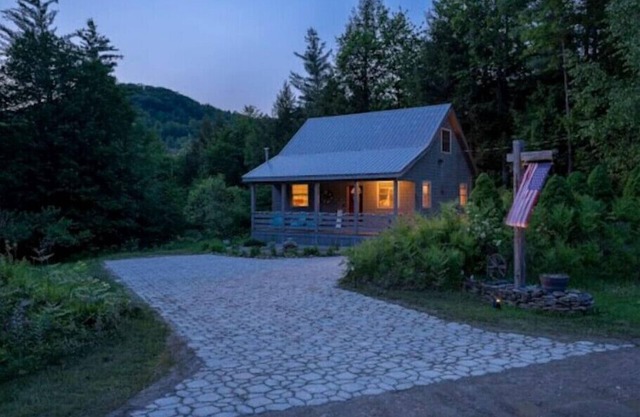 Cozy Cabin Getaway ~ Outdoor Patio with Grill and Games