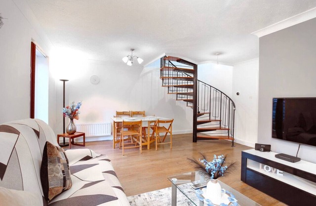 Spacious Wimbledon House | Lovely Garden + Parking