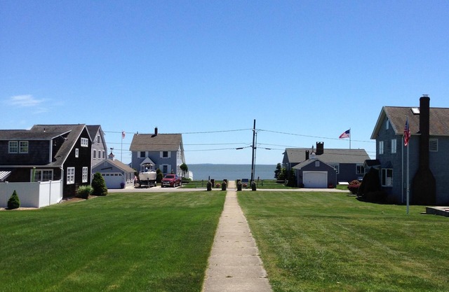 Entspannendes Vintage Beach House - weitläufiger Garten und Blick auf den Long Island Sound -