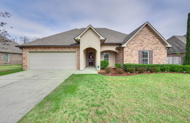 Spacious Zachary Home: 12 Mi to Baton Rouge!