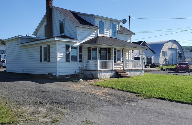 SpaciousHome - Great location, direct access to Atv and snowmobile trails!!!!