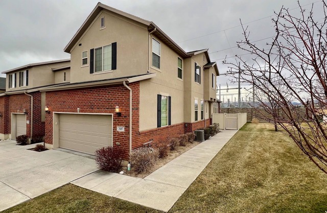 SpaciousTownhome with Private Back Yard
