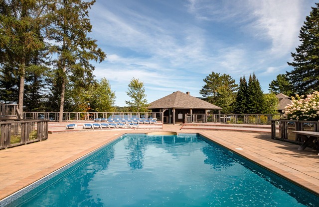 Spahaus with hot tub and Steam shower room, resort access CITQ 291793