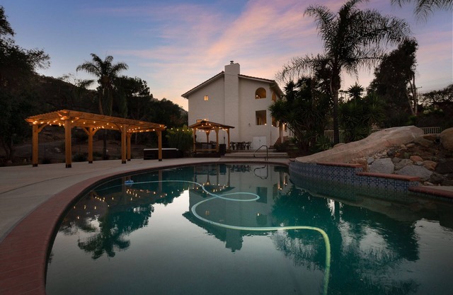 Spanish Casita With Game Room/Putting Green/ Beach VolleyBall/Pool Slide/Hottub!