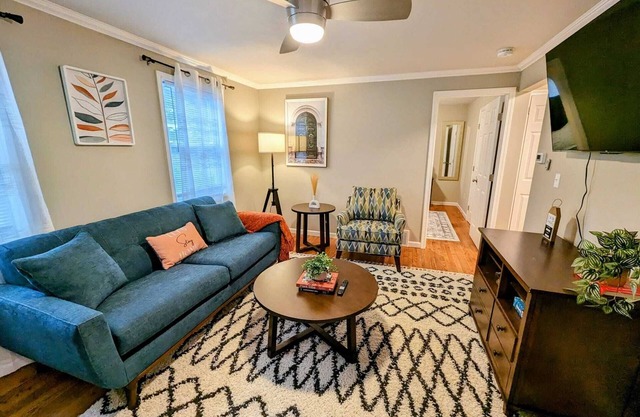 Spanking NEW Designer 2 BR Unit- Near University/Hospitals -3