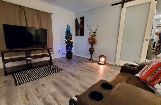 Sparkling 2 bdrm home a few minutes from beach & lighthouse