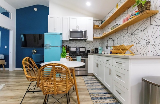 Sparkling Clean, Stylish 1-bdrm w/parking - 5 min to hiking & beach!