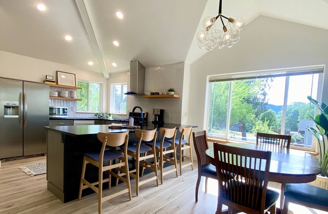 Lovely Remodeled Condo with treetop views of Running Y resort