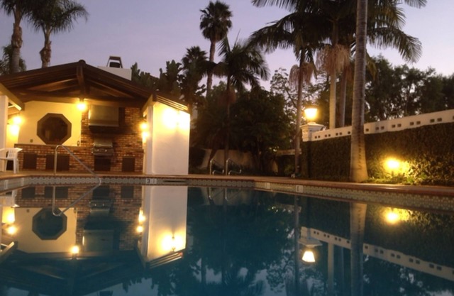 SPECIAL DEAL: 8.1.23-1.1.24 West Beach luxury, pool, spa, sauna, 2-car garage,