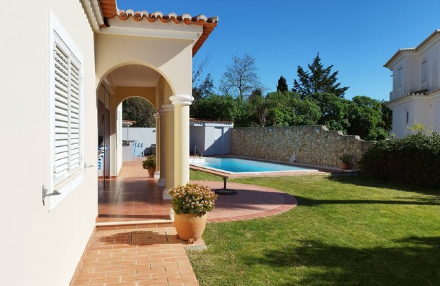Special detached family Villa, own pool, BBQ kitchen, huge garden near Luz Beach