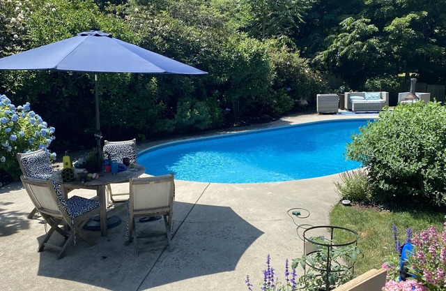 Lovely private pool, tennis or pickleball court, fireplace and tiki