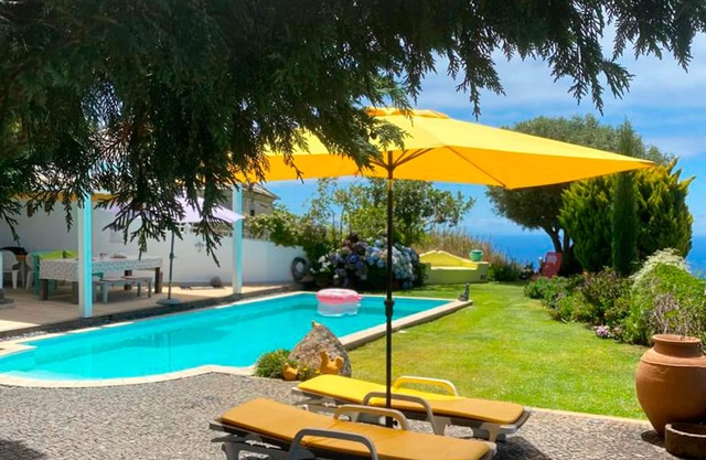 Typische Villa auf Madeira mit Pool und Meerblick