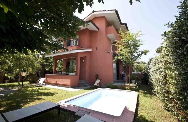 SONDERANGEBOT!, Villa in Forte dei Marmi mit Pool, WiFi, Grill, in der Nähe von Beach Clubs