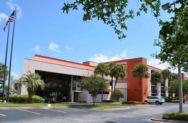 Special Summer Rates! Comfy Unit, Pool, Breakfast, Shuttle, Parking