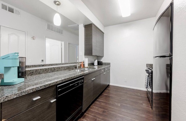 Specious 2 bdr in MDR with Balcony,Free Parking