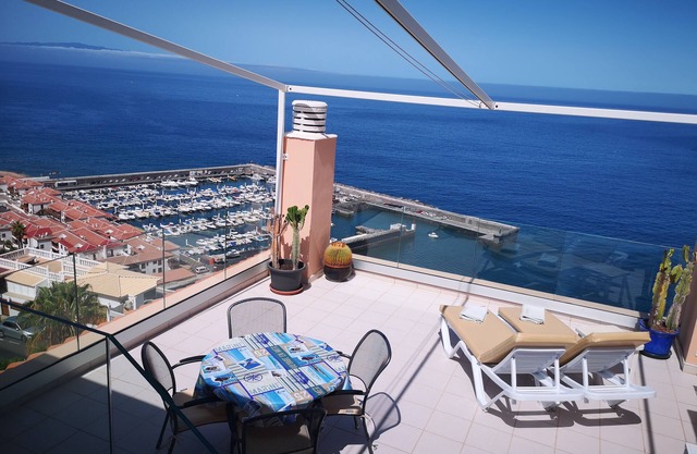 SPEKTAKULÄRE SONNIGE WOHNUNG MIT WIFI, POOL, PANORAMA-KLIPPE UND MEERBLICK.