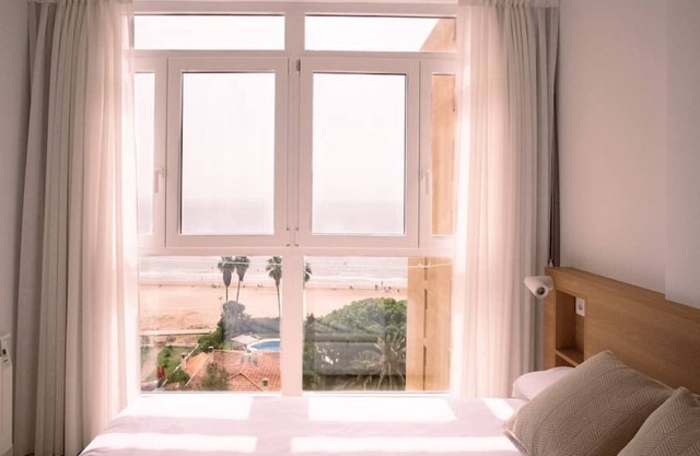 Spectacular renovated studio facing the sea