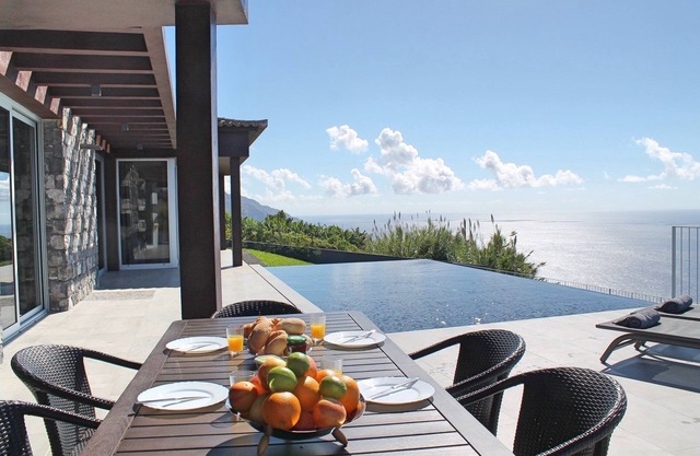 Spektakuläre Calheta Villa | Villa Cliffscape | 3 Schlafzimmer | Panoramablick auf das Meer | Gut ei