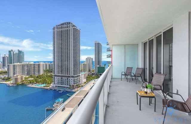 Spectacular 1BR Apt w/Private Balcony, pool & Gym