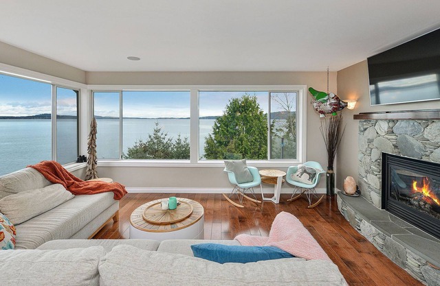 Spectacular 3 Bedroom Cottage on Saanich Inlet