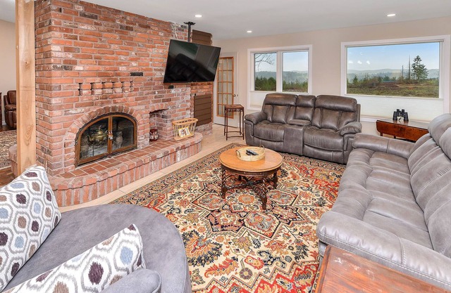 Spectacular 3 Bedroom Country Estate With Amazing Views and Hot Tub